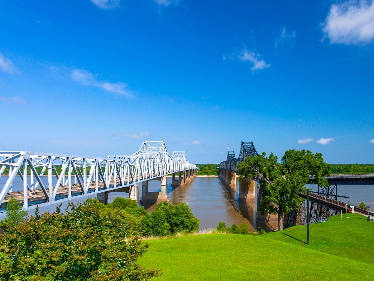 Dual bridges spanning the Mississippi River in Vicksburg, Mississippi
