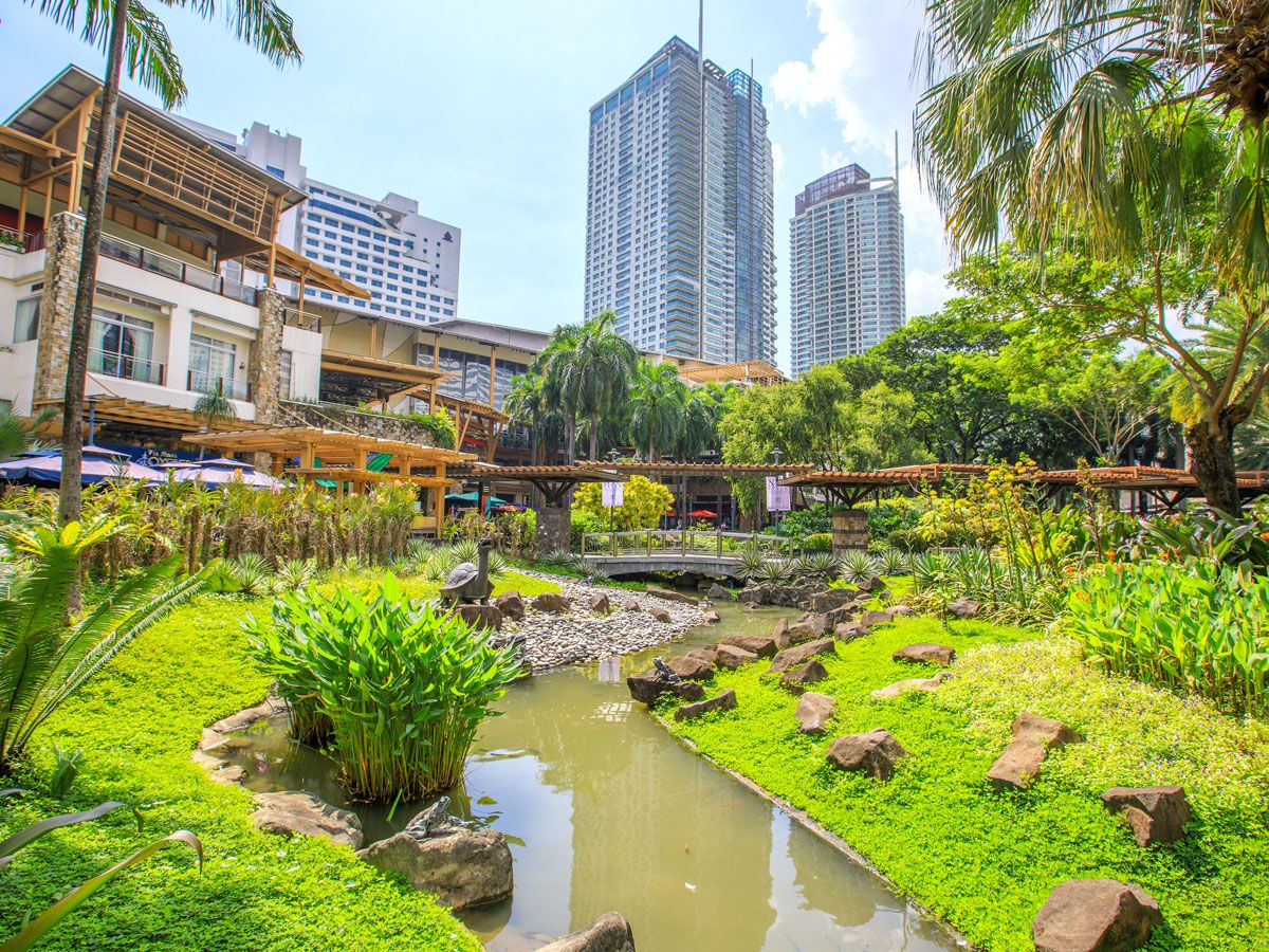 Park and shopping mall in Manila, the Philippines