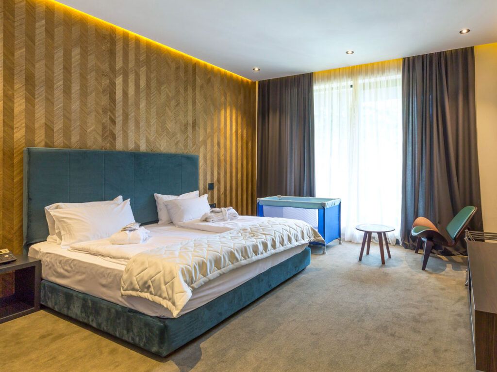 Hotel room with crib