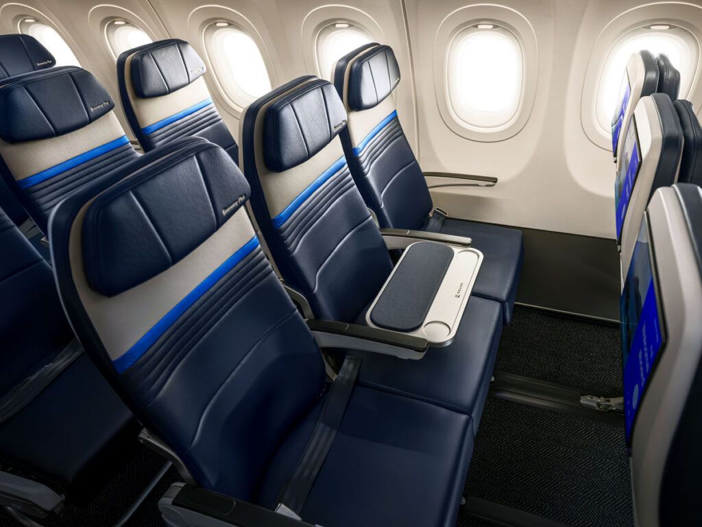 Row of seats on United A321XLR with fixed table in middle seat
