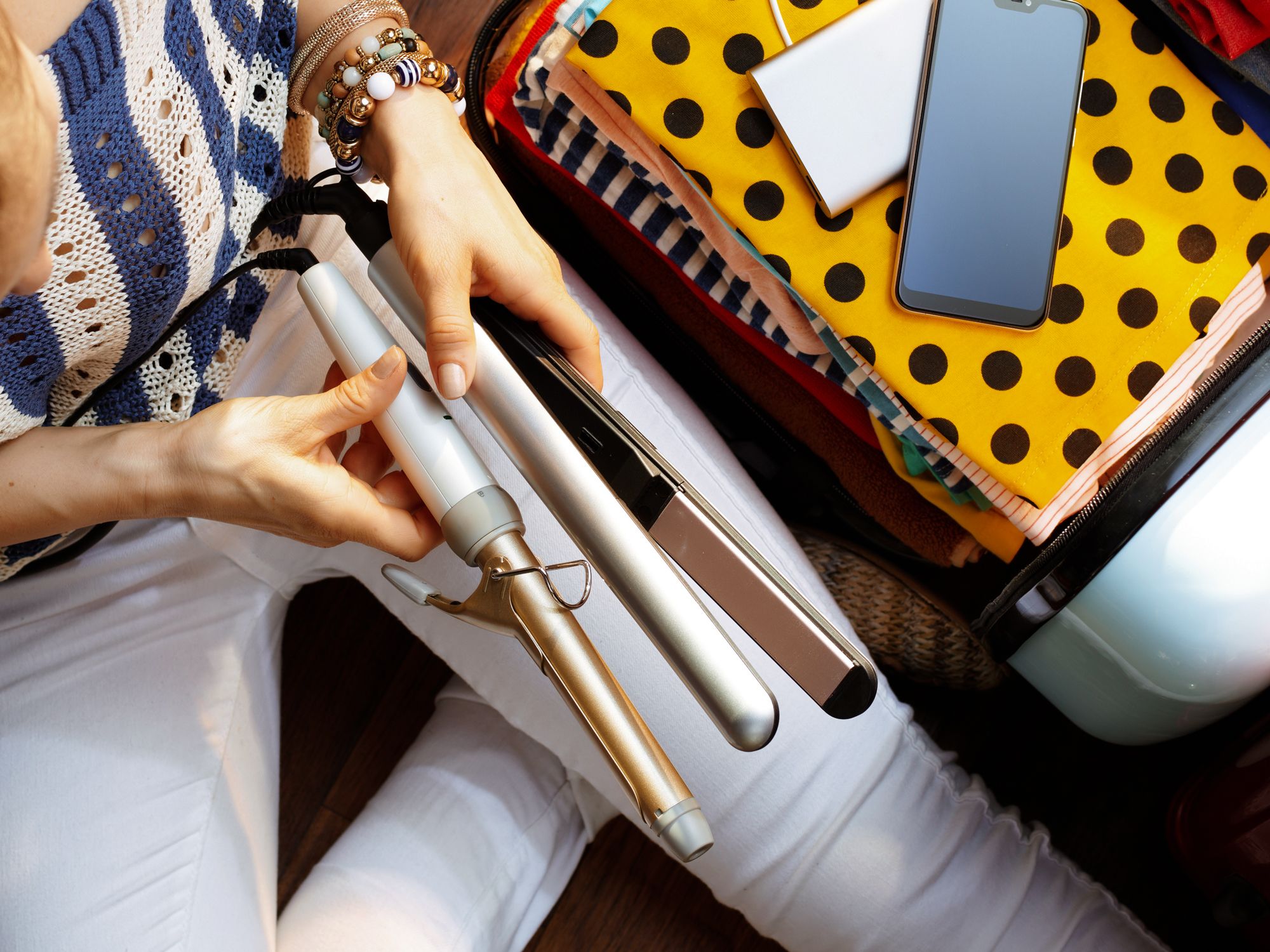 Person holding a curling iron