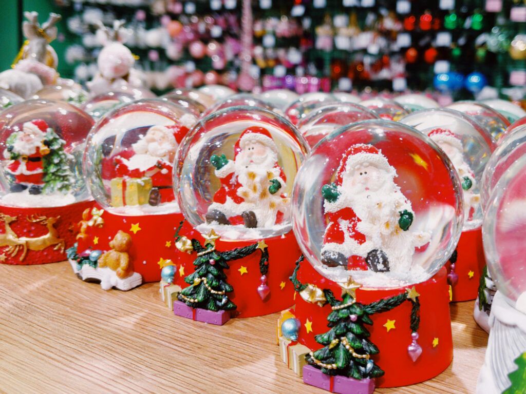 Holiday snow globes