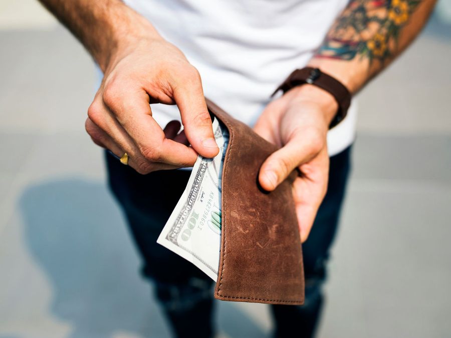 6 Things You Should (and Shouldn’t) Carry in Your Wallet While Traveling